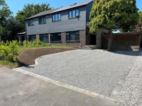 Modern 4 bedroom entire house 8 Sleep
